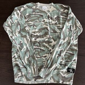 Camo sweater in size L
